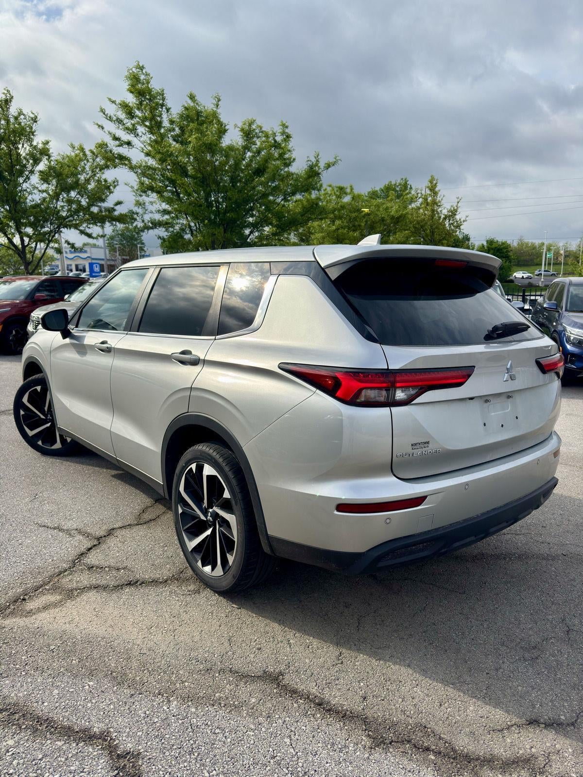 2022 Mitsubishi OUTLANDER ES