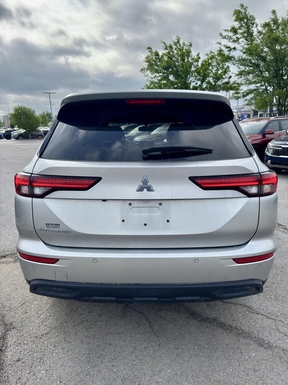 2022 Mitsubishi OUTLANDER ES