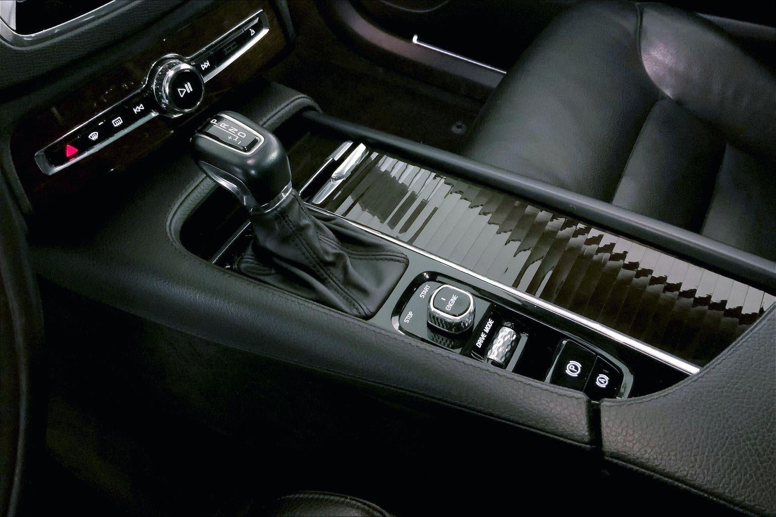 2016 Volvo XC90 T6 Momentum