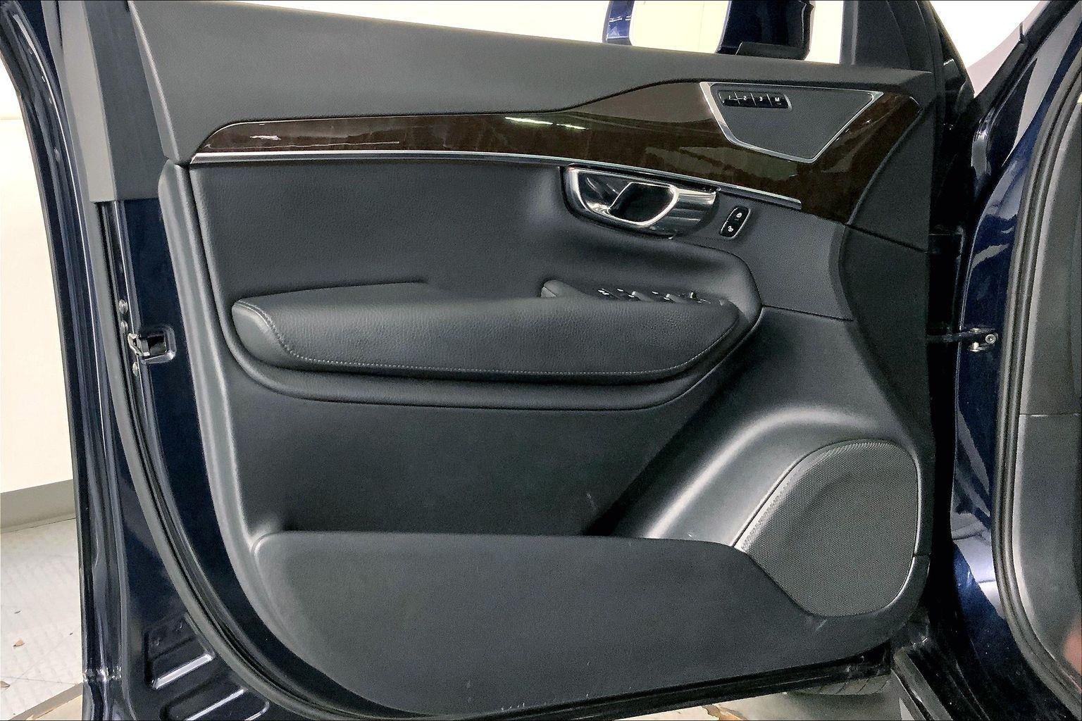 2016 Volvo XC90 T6 Momentum