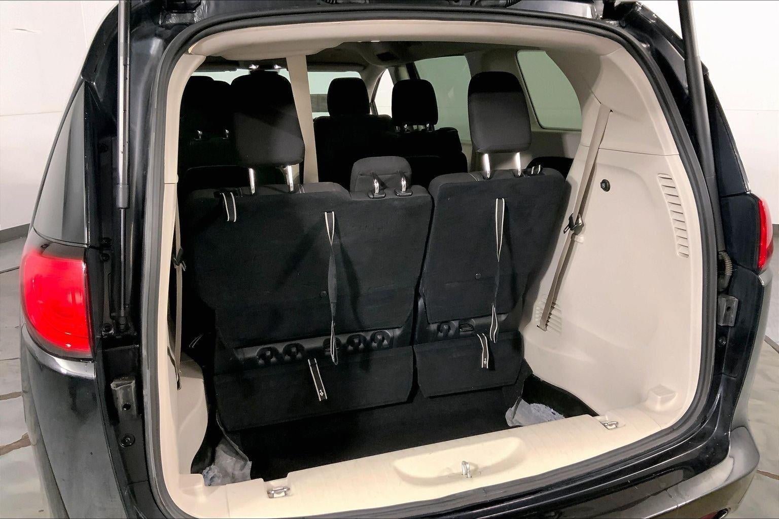 2023 Chrysler Voyager LX
