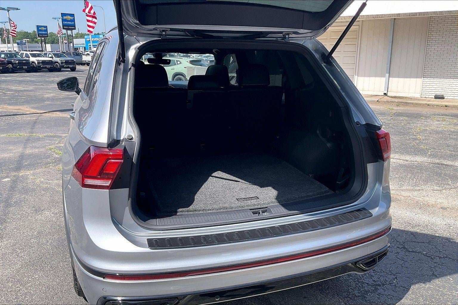 2023 Volkswagen Tiguan SE R-Line Black