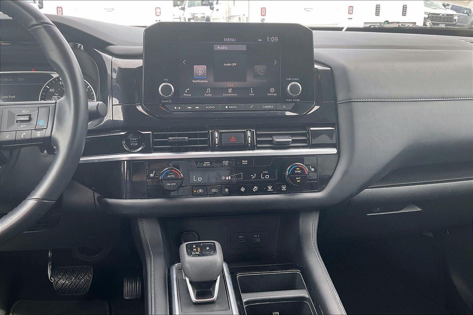 2025 Nissan Pathfinder SV