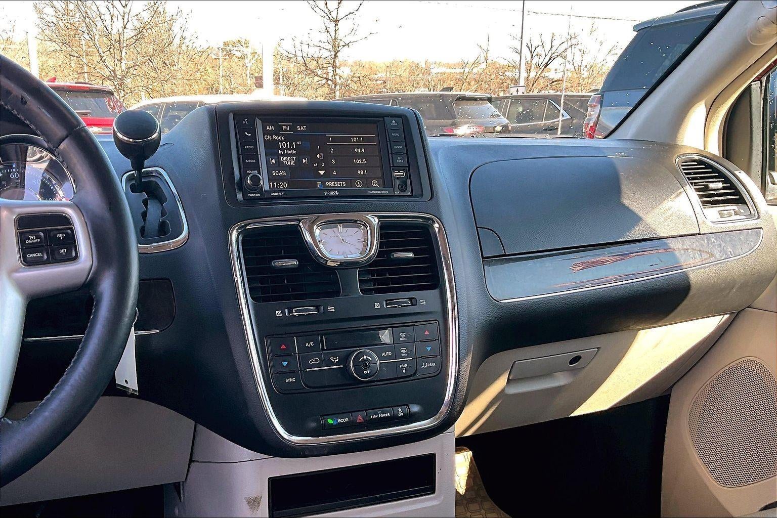 2016 Chrysler Town & Country Touring