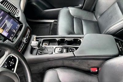 2016 Volvo XC90 T6 Momentum