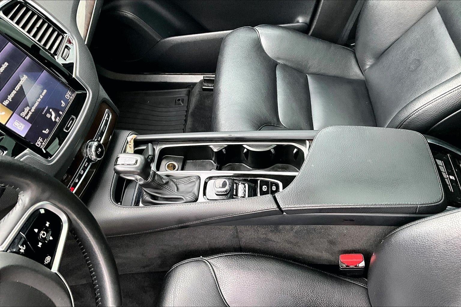 2016 Volvo XC90 T6 Momentum