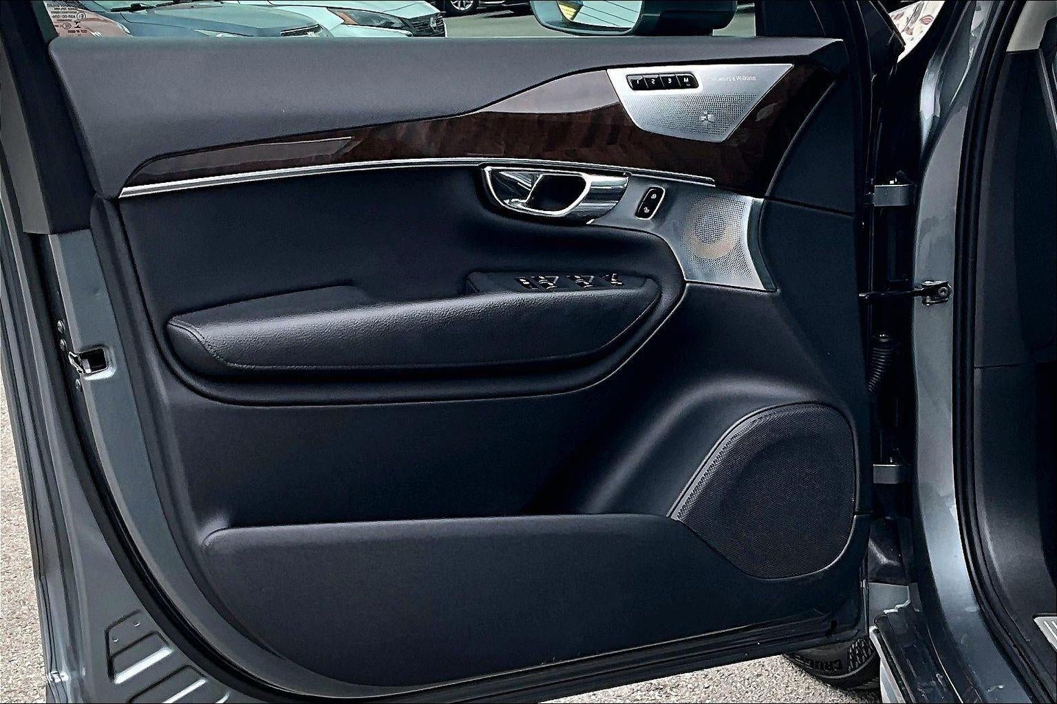 2016 Volvo XC90 T6 Momentum