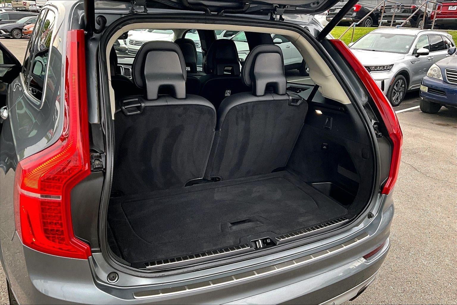 2016 Volvo XC90 T6 Momentum