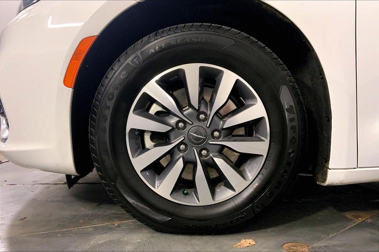 2024 Chrysler Pacifica Hybrid Select